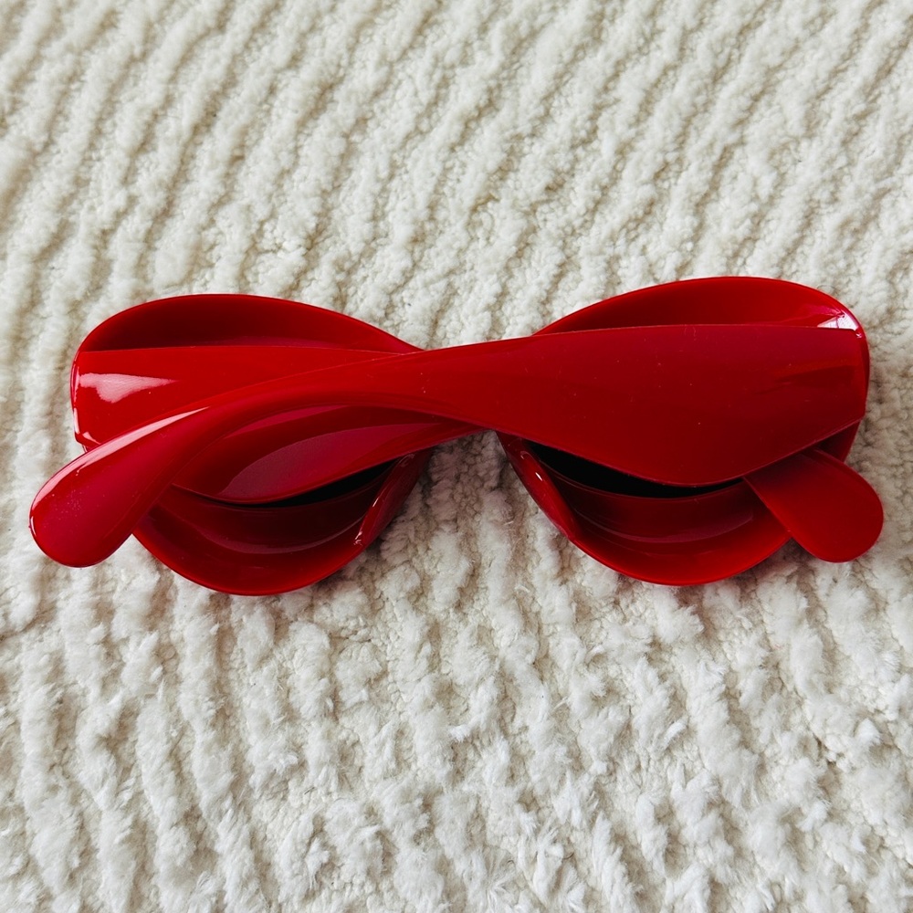 🔥BUNDLE ME🔥 Red Cateye Play Sunglasses Unisex - Picture 3 of 4